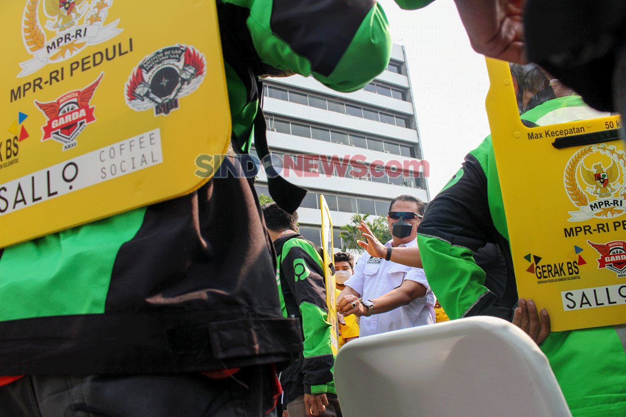 MPR RI Berikan Bantuan...