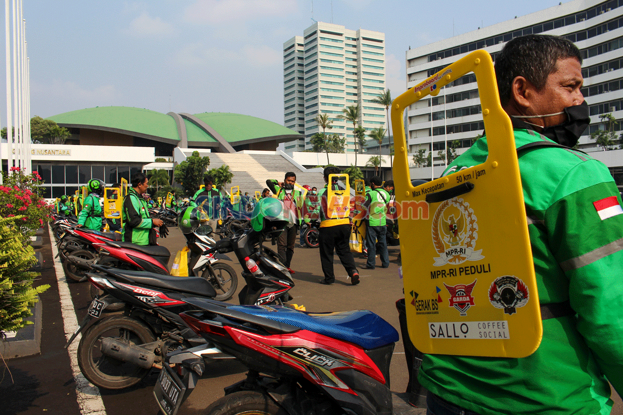 MPR RI Berikan Bantuan...
