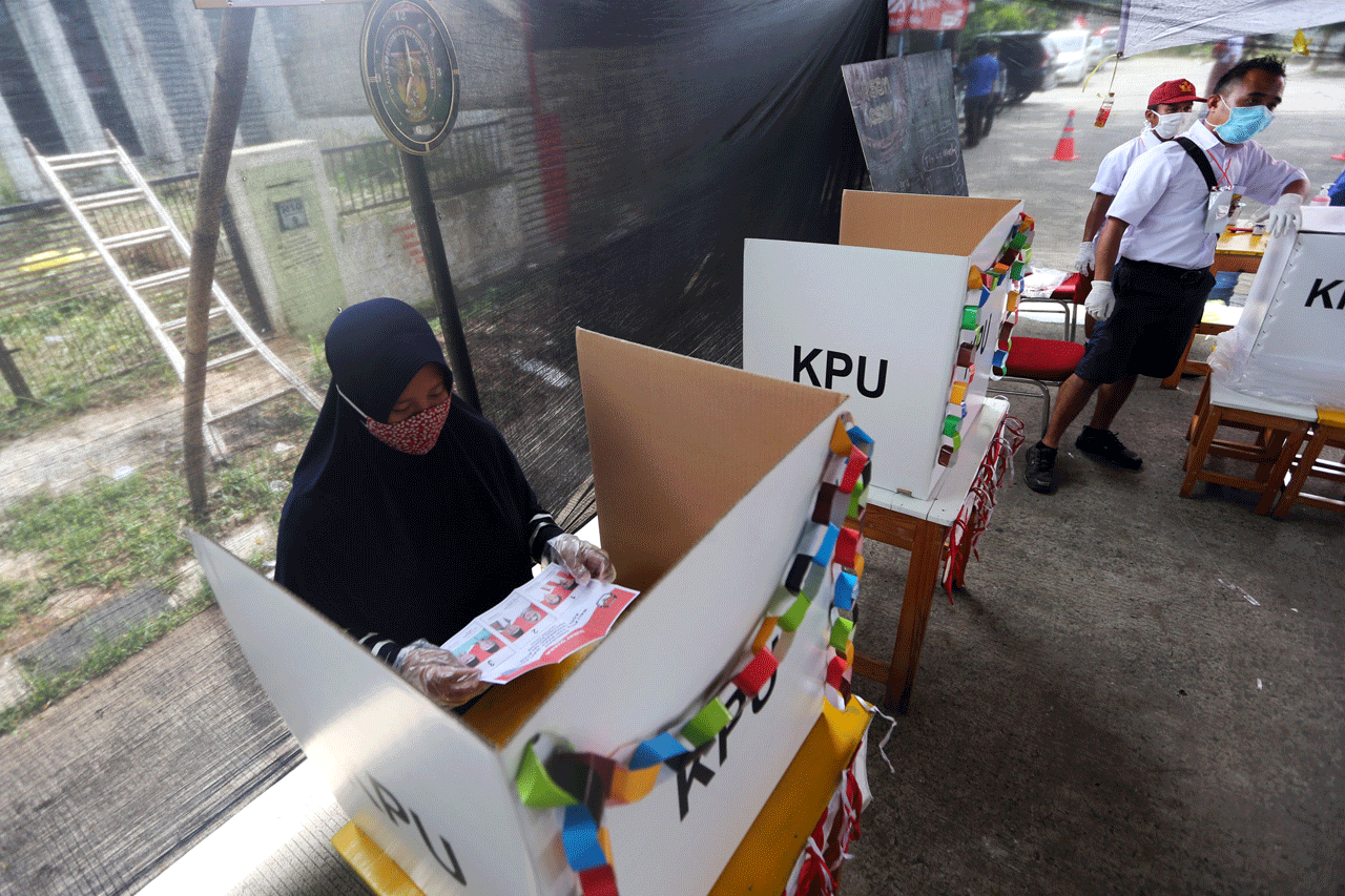 Antusias Warga Memberikan...