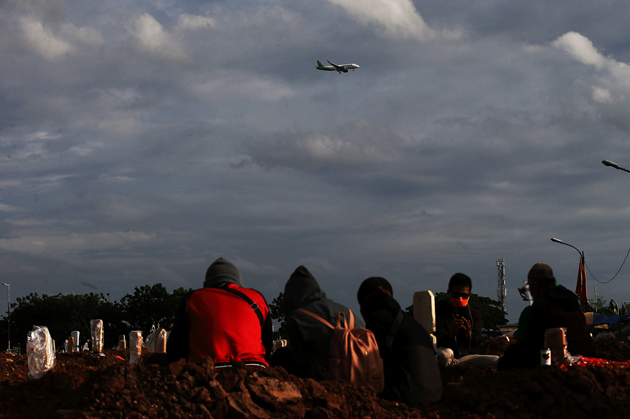 Bertambah 7.445 Kasus,...