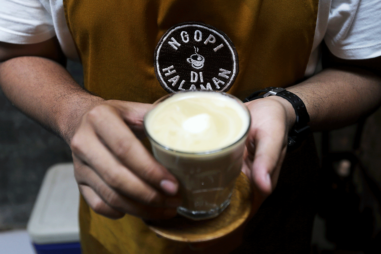 Ngopi di Halaman Dihiasi...