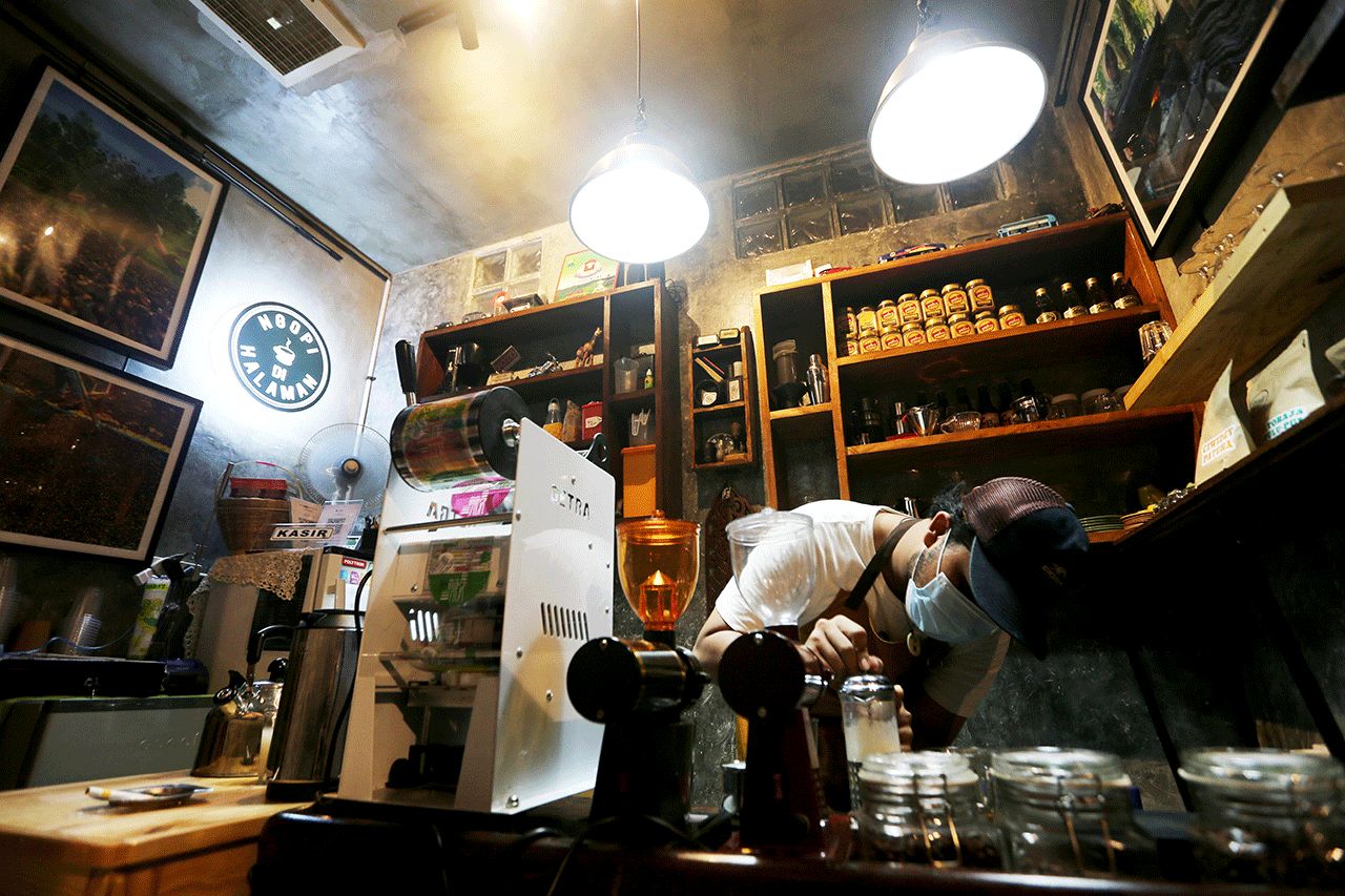 Ngopi di Halaman Dihiasi...