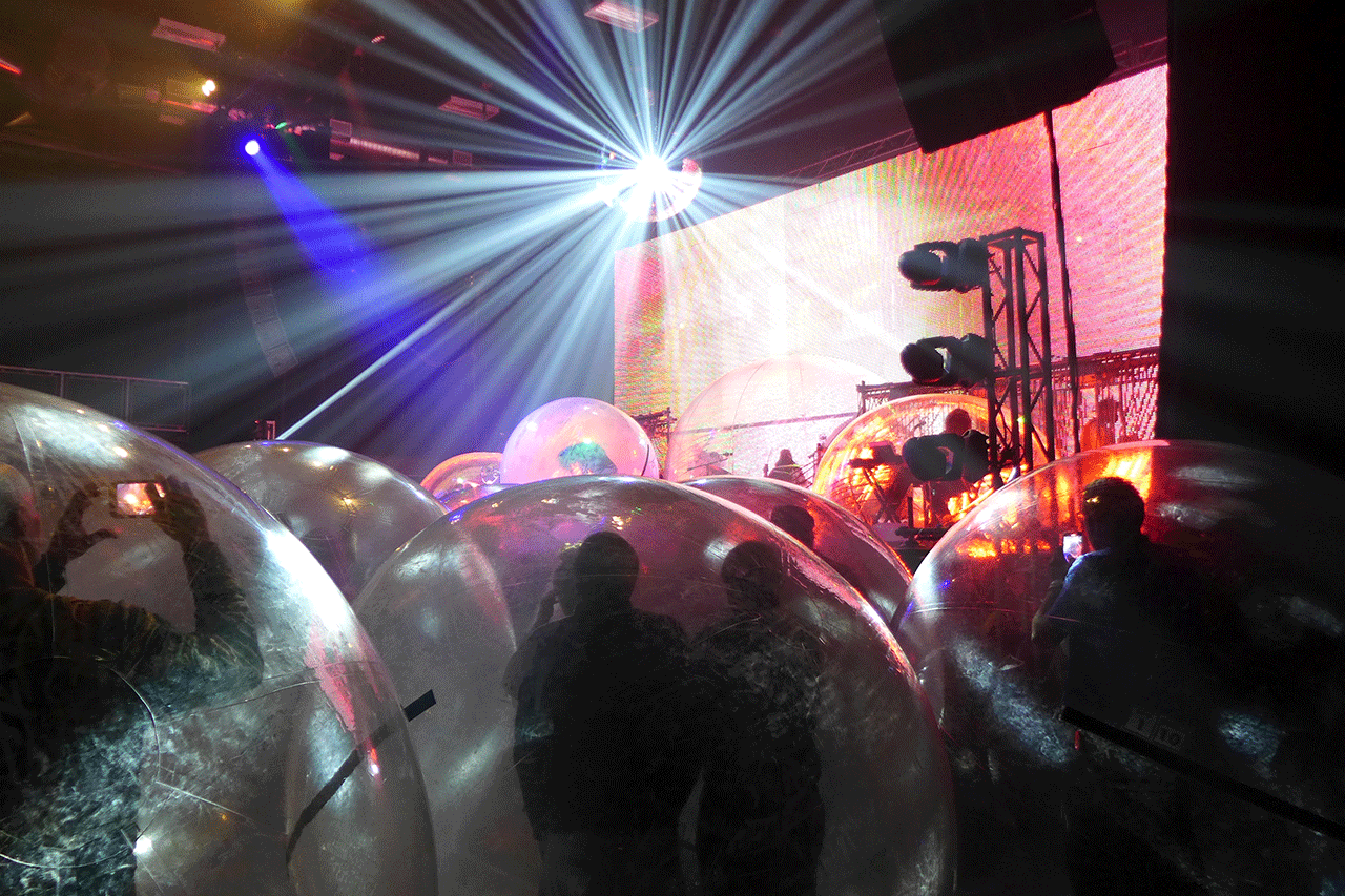 Menyaksikan Konser The...