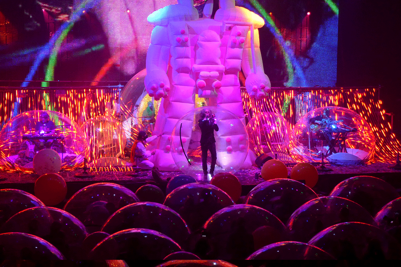 Menyaksikan Konser The...