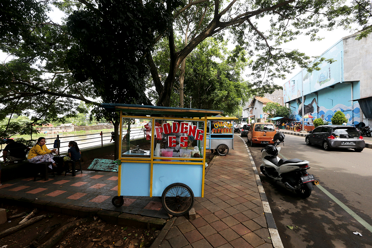 Melihat Aktivitas Warga...