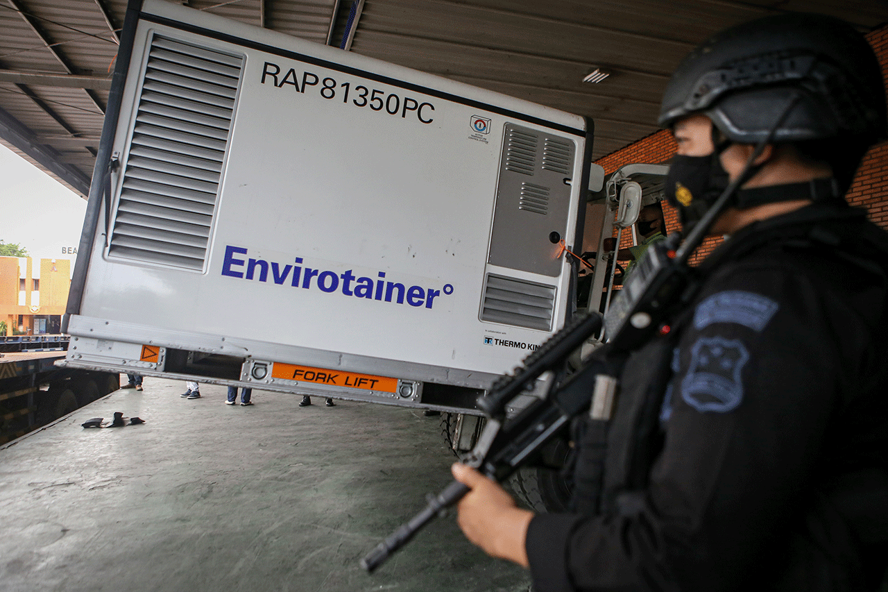 Polisi Bersenjata Lengkap...