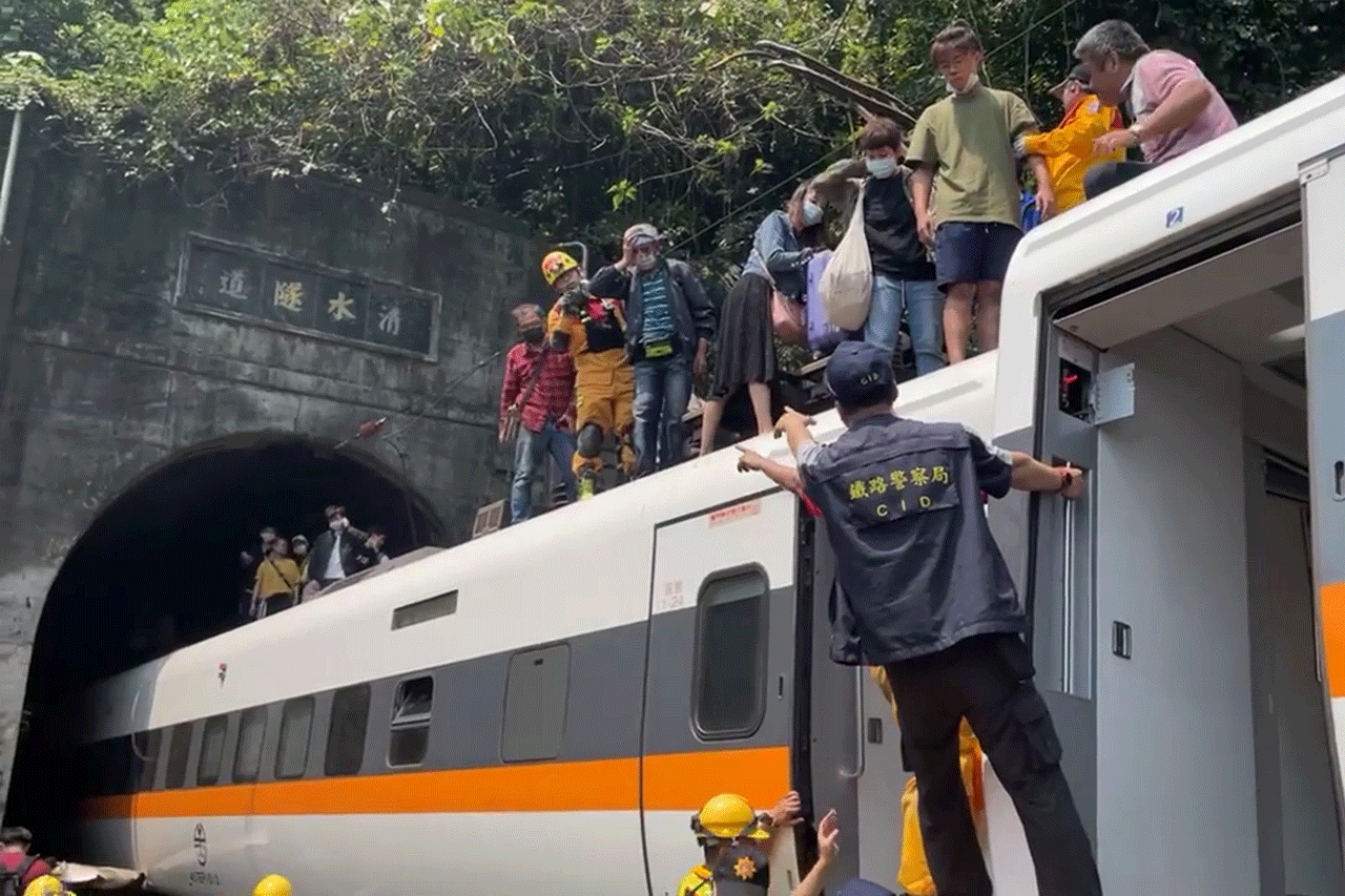 Kereta Anjlok di Terowongan...