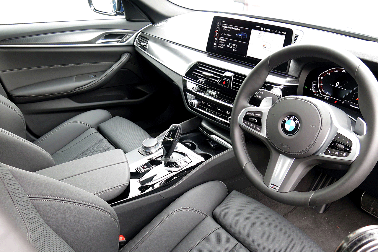 Mencoba BMW Seri 5,...