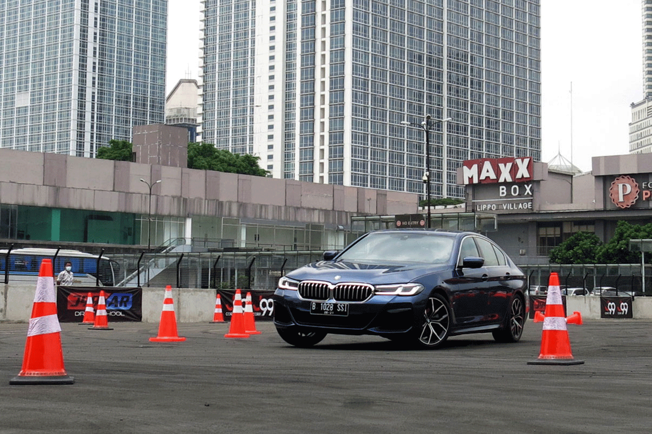 Mencoba BMW Seri 5,...