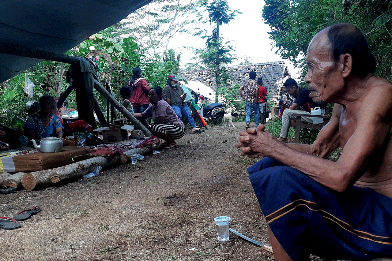 Duka di Lumajang, Ratusan...
