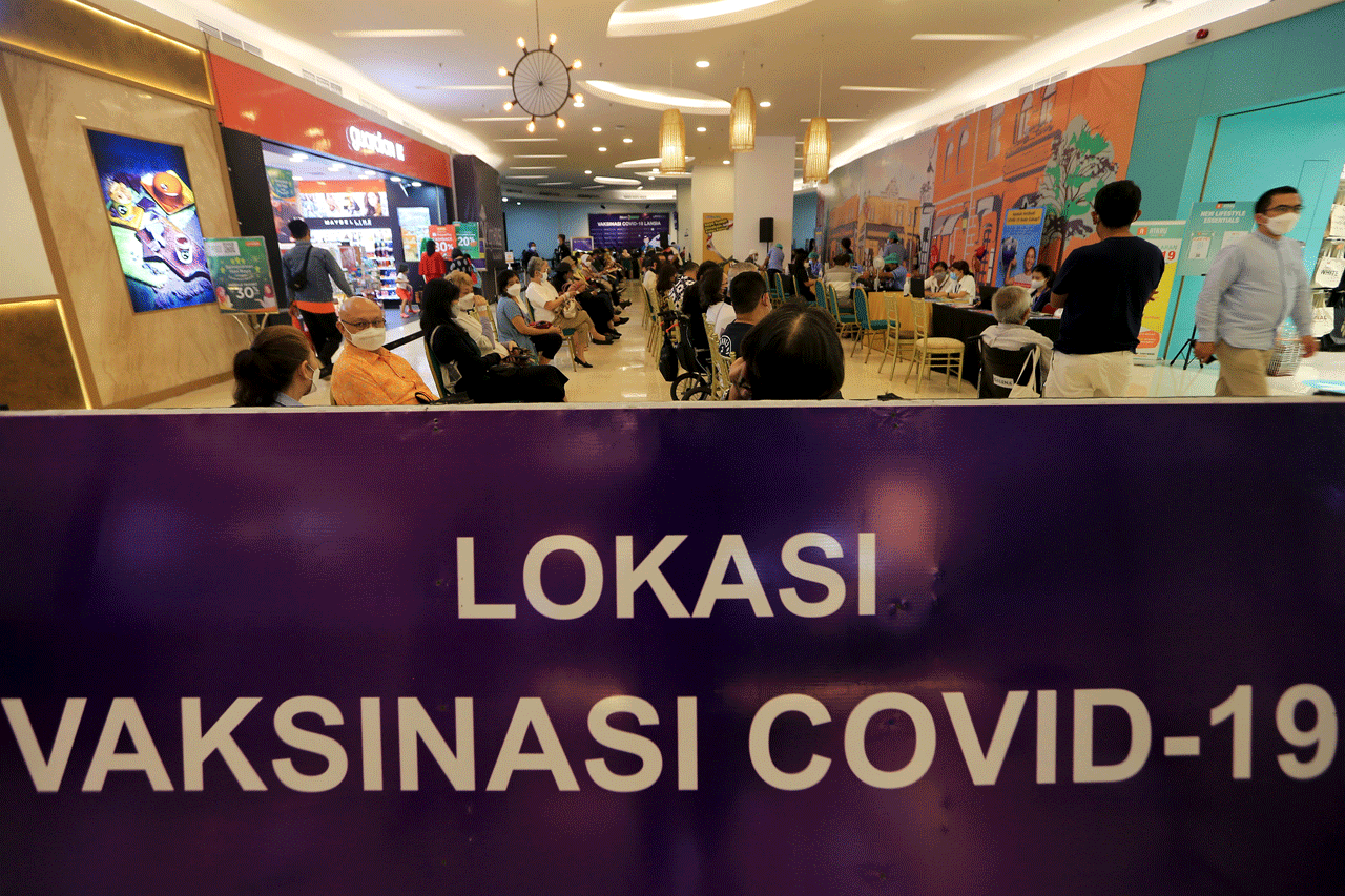 Vaksinasi Untuk Tenaga...