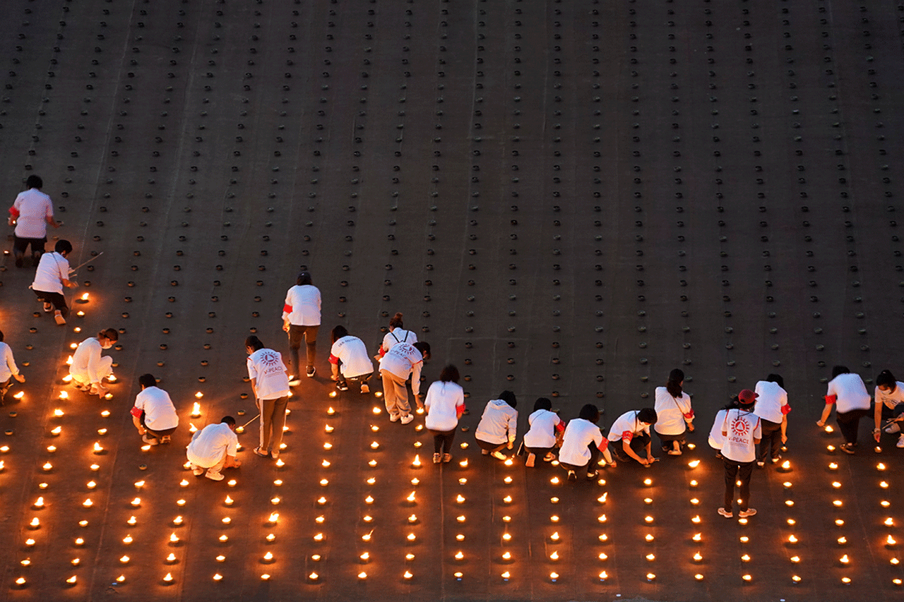 Susunan 330.000 Lilin...