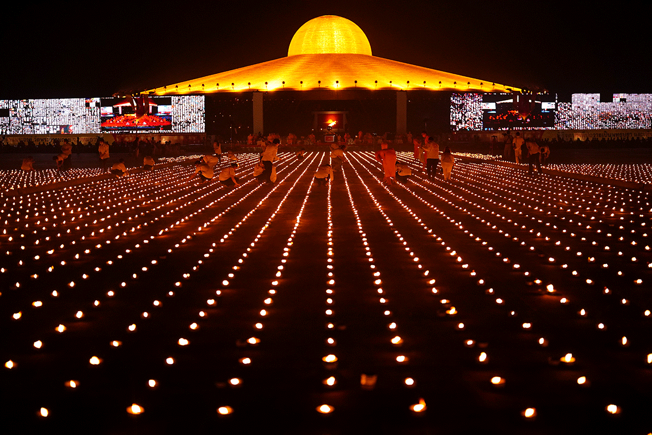Susunan 330.000 Lilin...