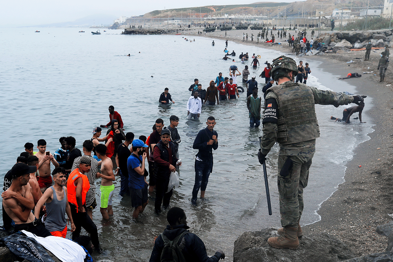 Renangi Laut, 3000 Imigran...