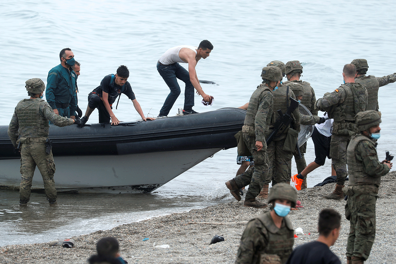 Renangi Laut, 3000 Imigran...