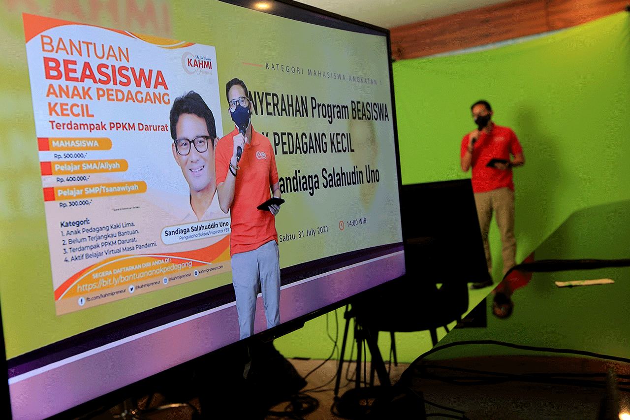 Menteri Sandiaga Salurkan...