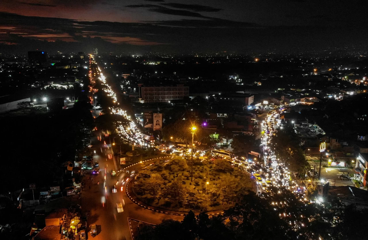 Kendaraan Terjebak Macet...