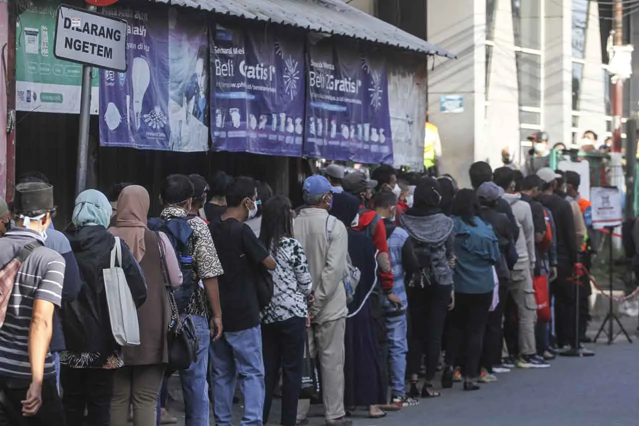 Antrean Panjang Penumpang...