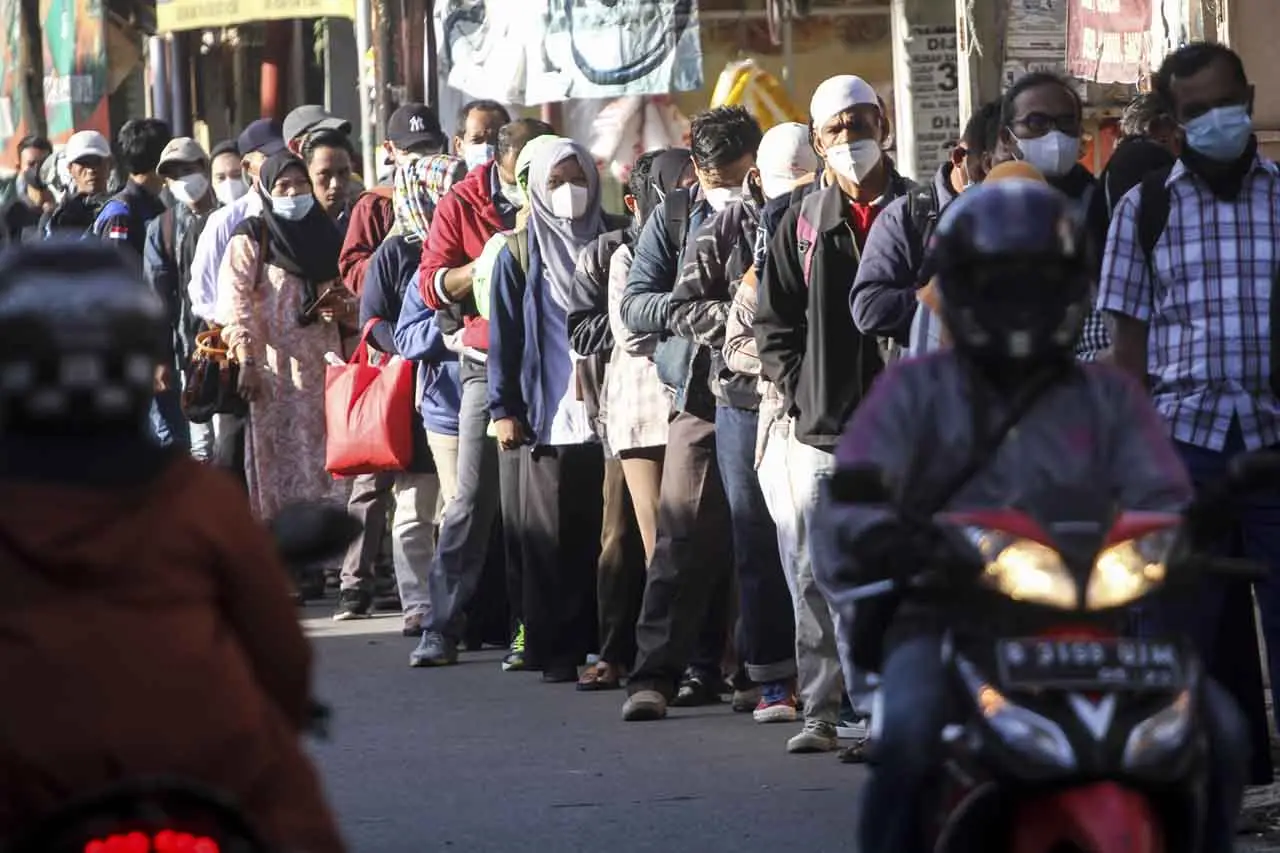 Antrean Panjang Penumpang...