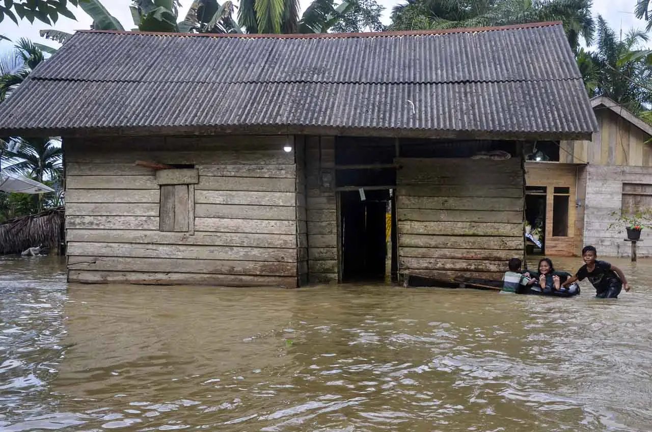 Banjir Rendam 17 Kecamatan...
