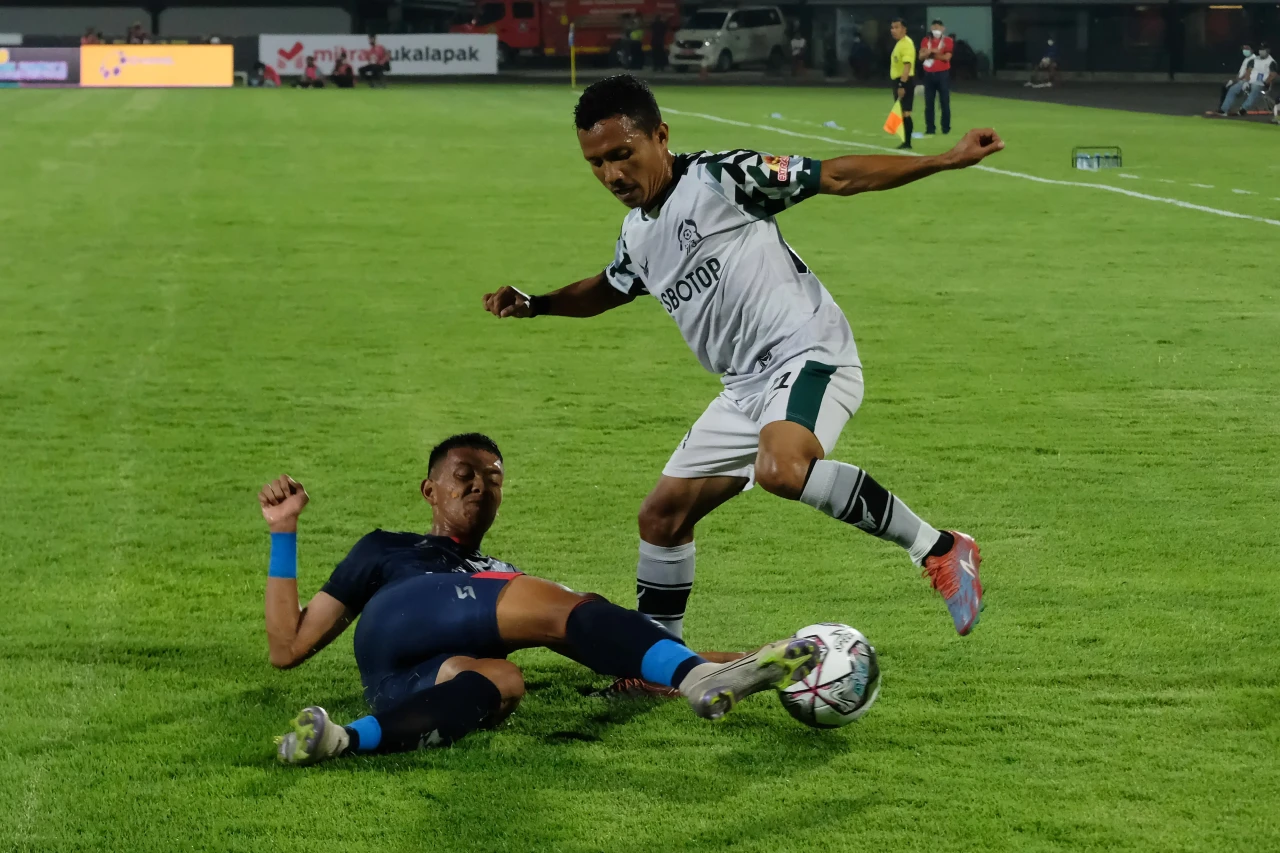 Arema Bermain Imbang...
