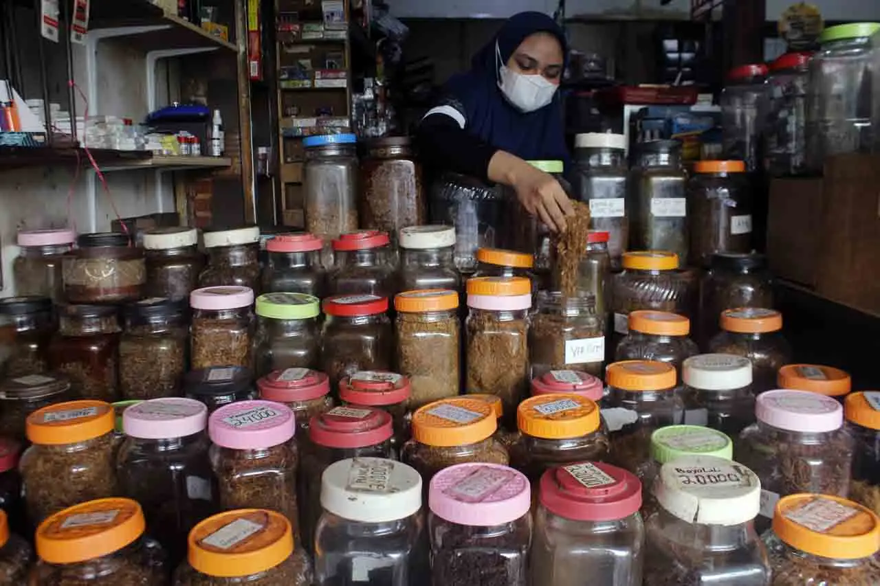 Harga Cukai Rokok Naik,...