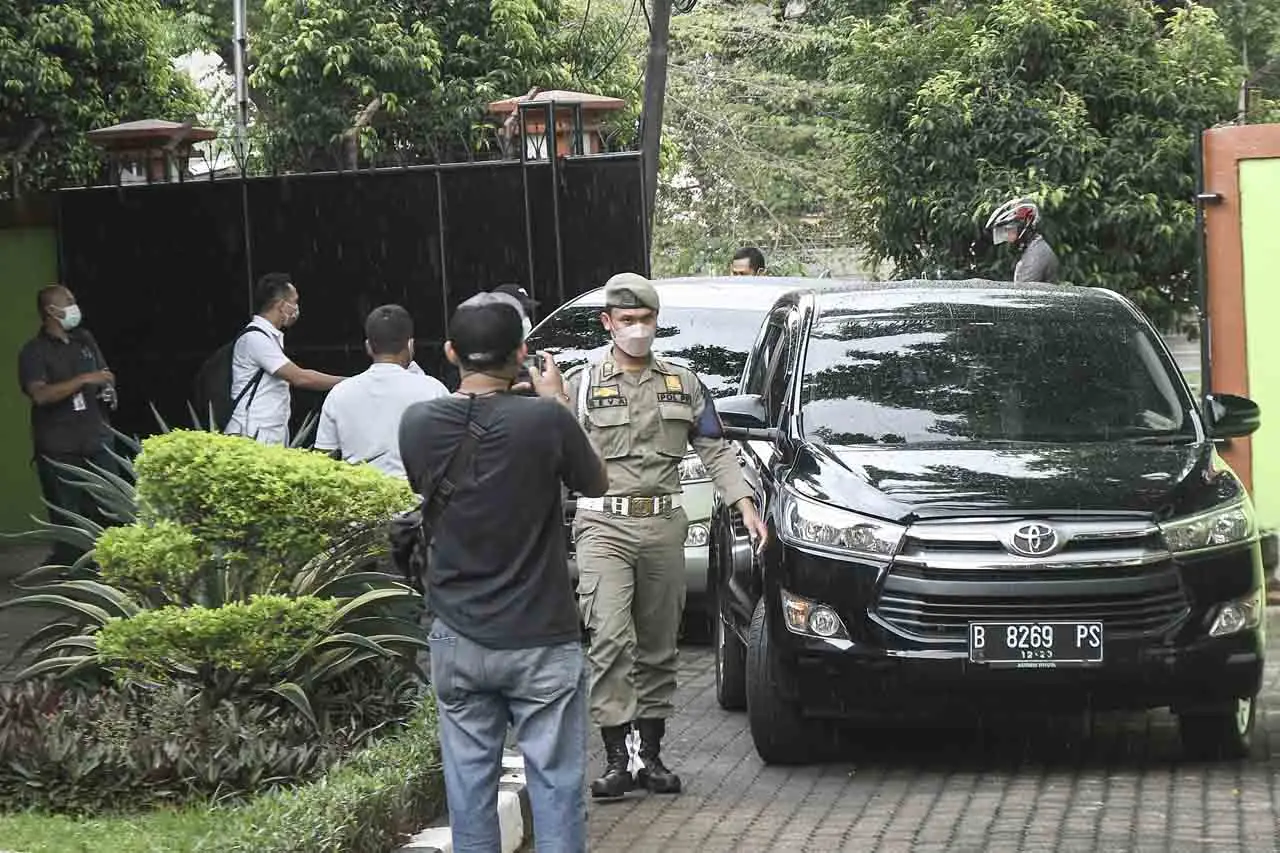KPK Geledah Ruang Kerja...