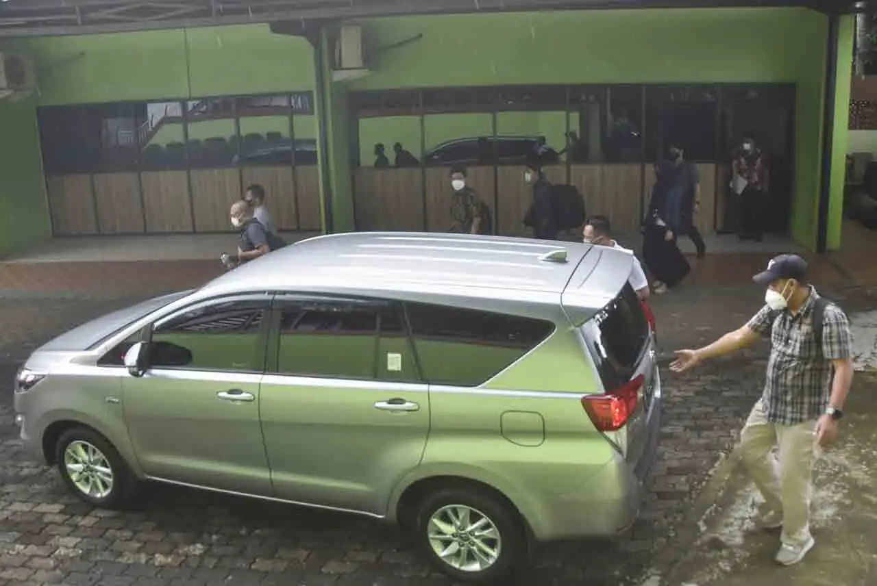 KPK Geledah Ruang Kerja...
