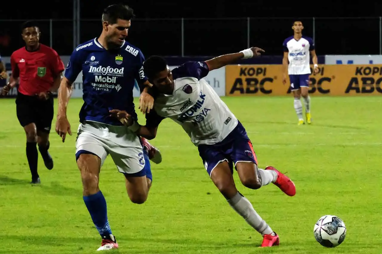 Persib Menang Atas Persita...