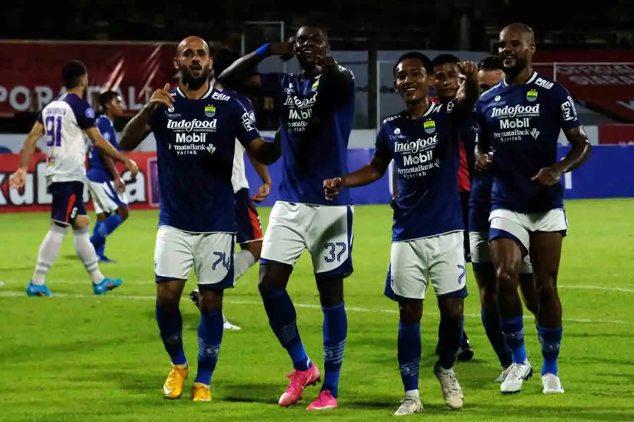 Persib Menang Atas Persita...