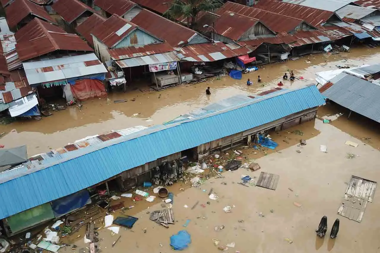 Banjir Merendam Pasar...