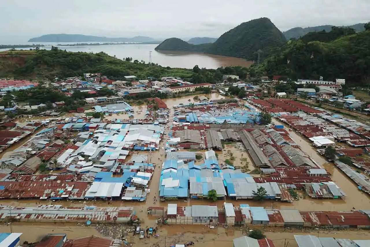 Banjir Merendam Pasar...