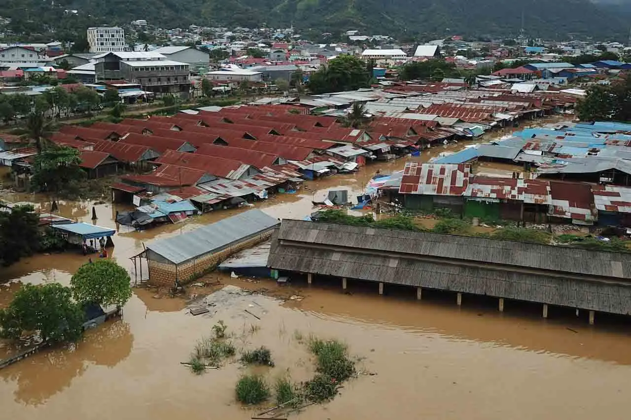 Banjir Merendam Pasar...