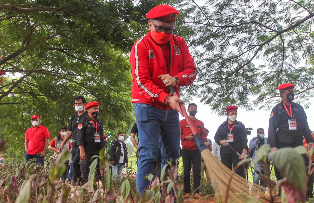 PDIP Aksi Bersih-bersih...