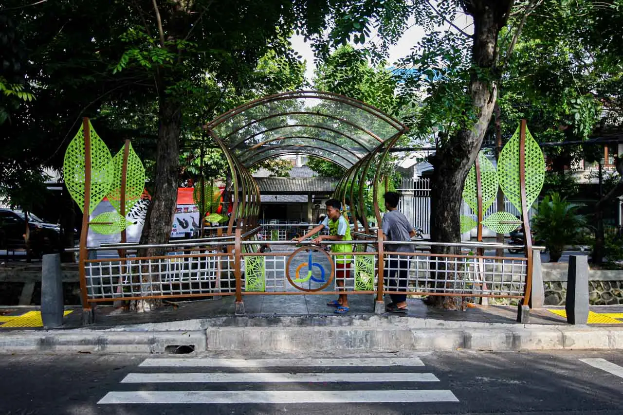 Jembatan Unik Penghubung...