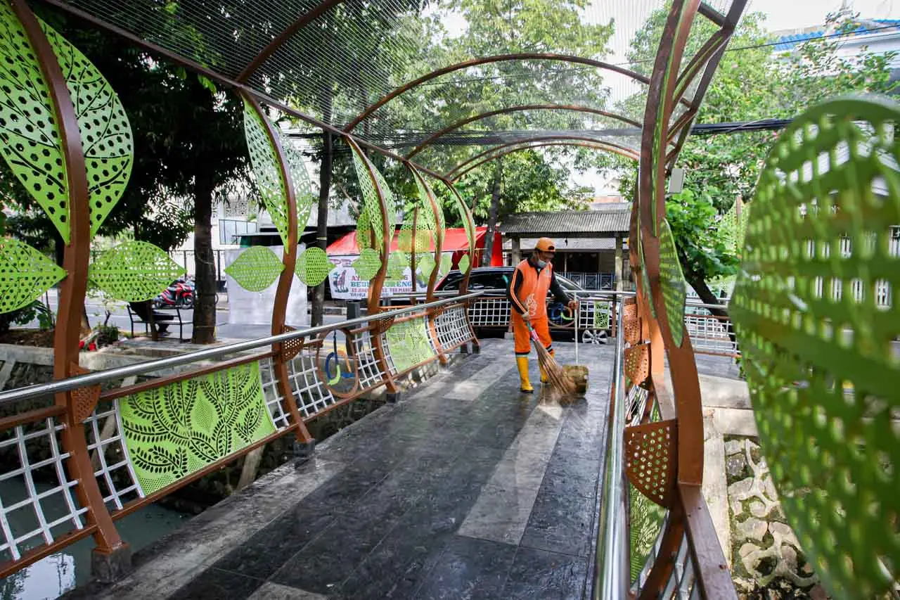 Jembatan Unik Penghubung...