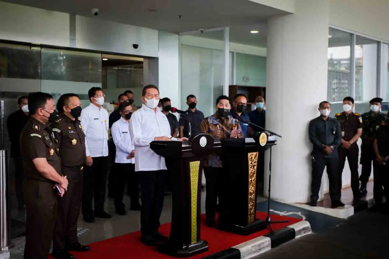 Bahas Kasus Garuda Indonesia,...