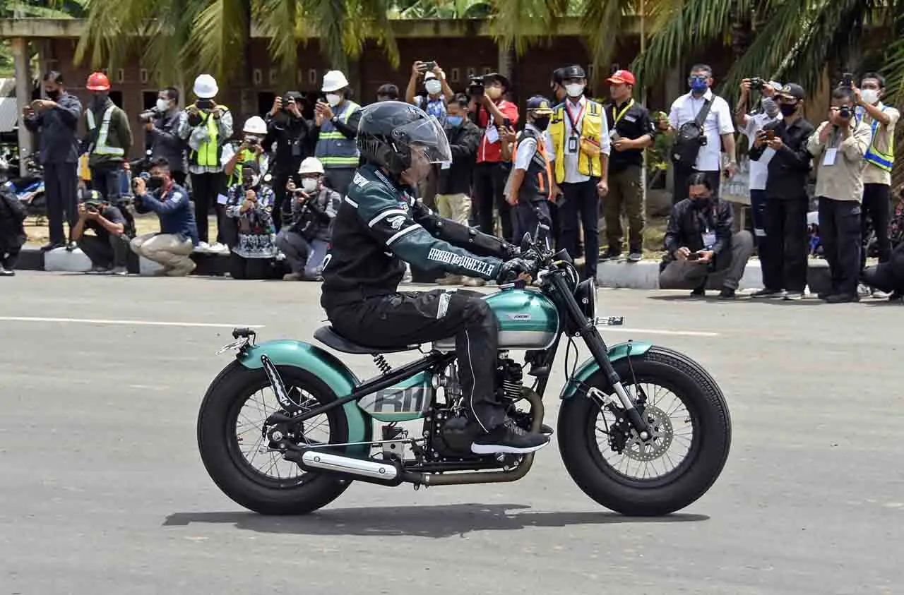 Tunggangi Kawasaki W175...