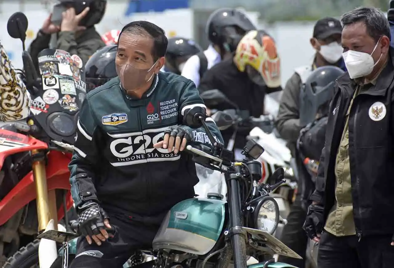 Tunggangi Kawasaki W175...