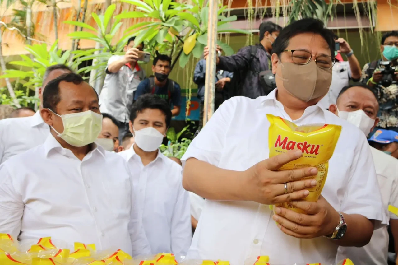 Menko Airlangga Pantau...