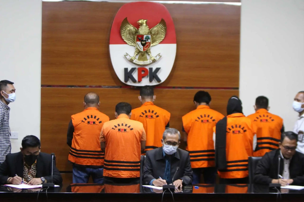 Jadi Tersangka Suap,...