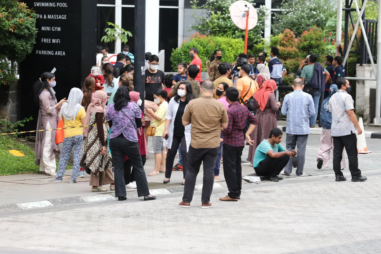 Penghuni Apartemen dan...