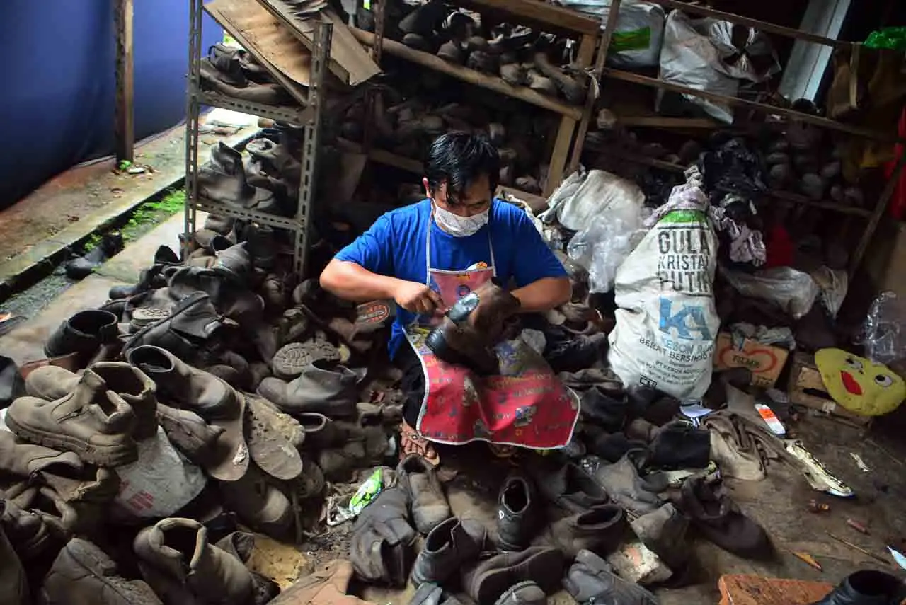 Merestorasi Limbah Sepatu...