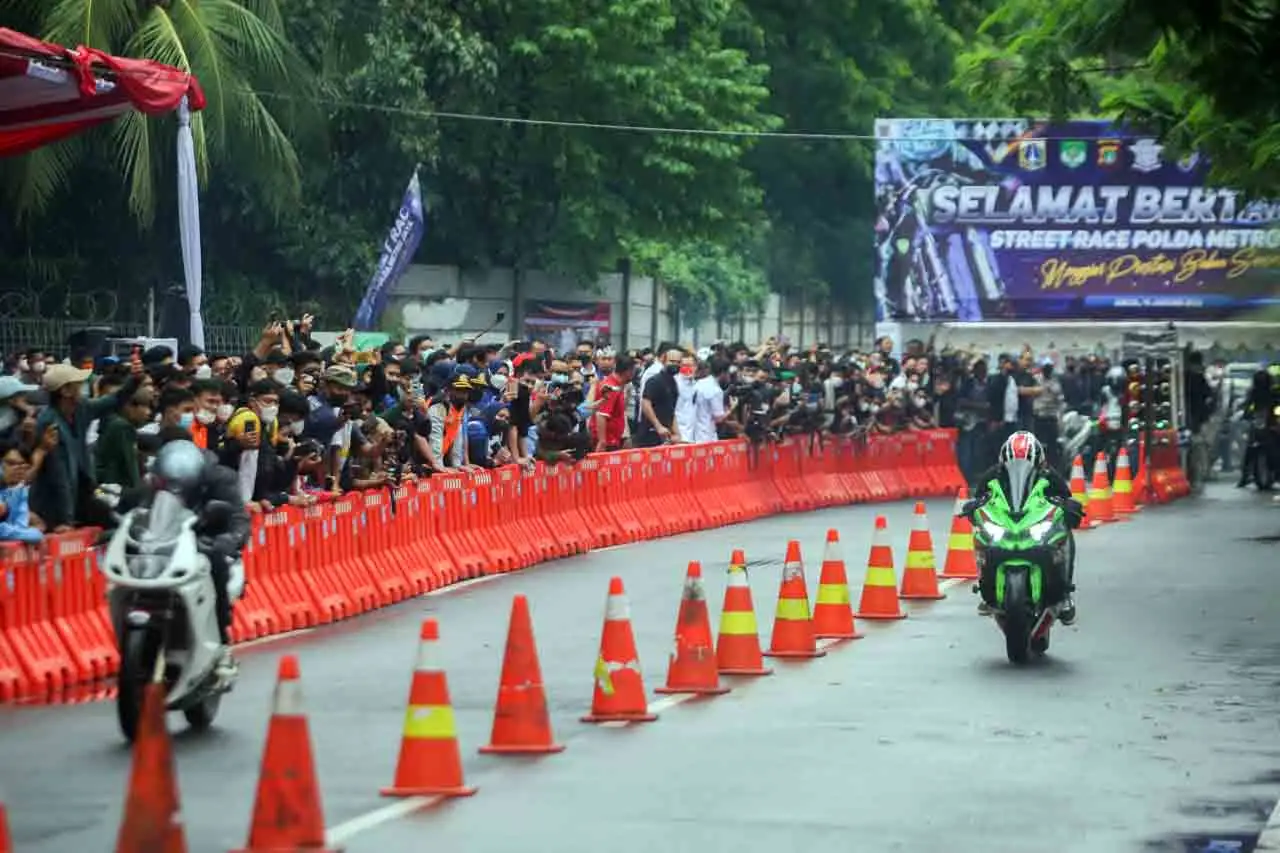 Melihat Aksi Pembalap...