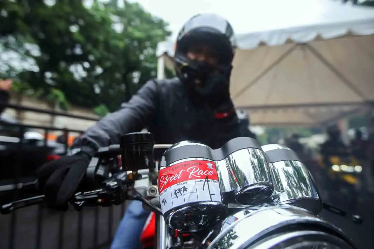Melihat Aksi Pembalap...
