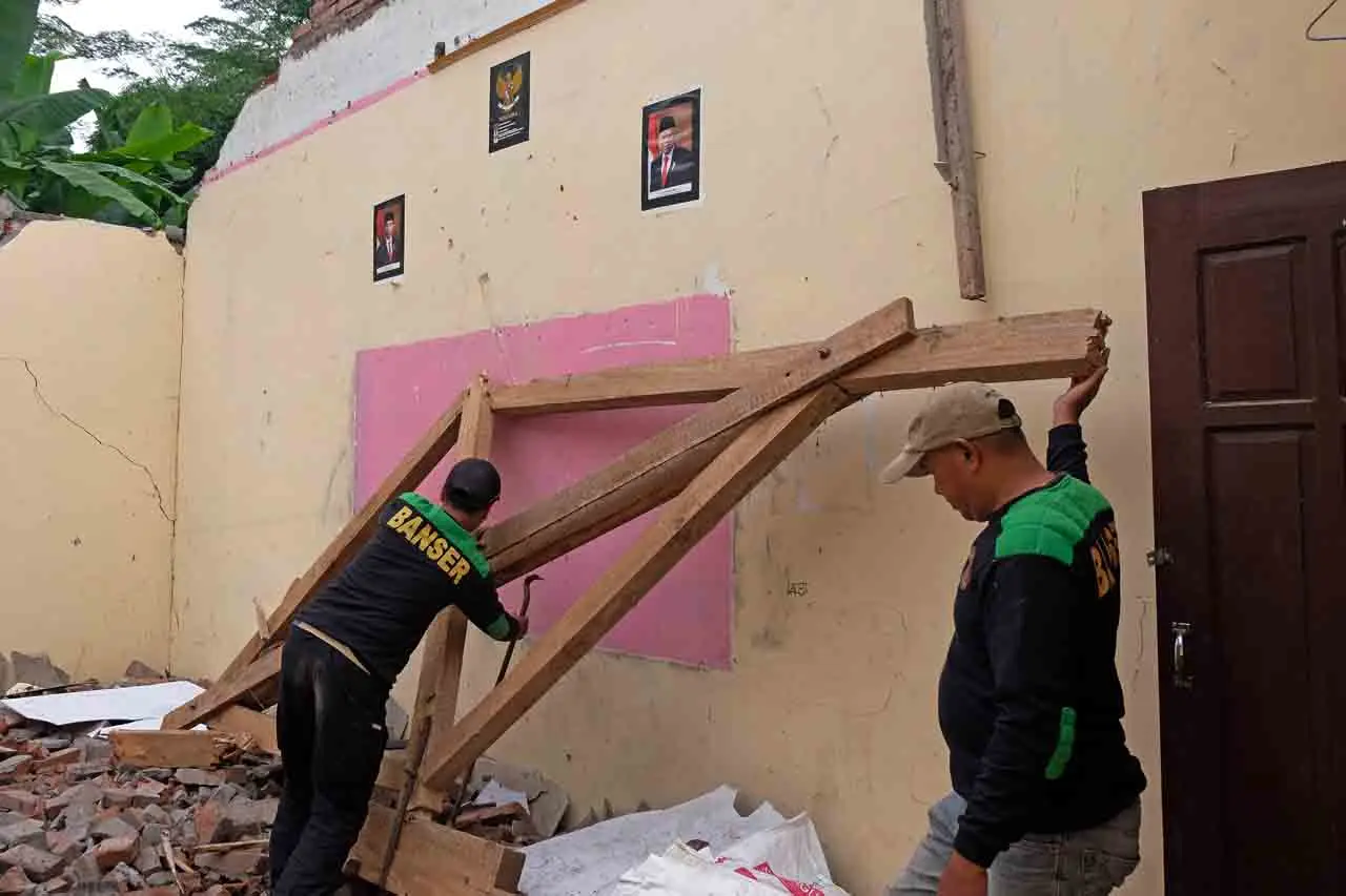 Atap Gedung Sekolah...