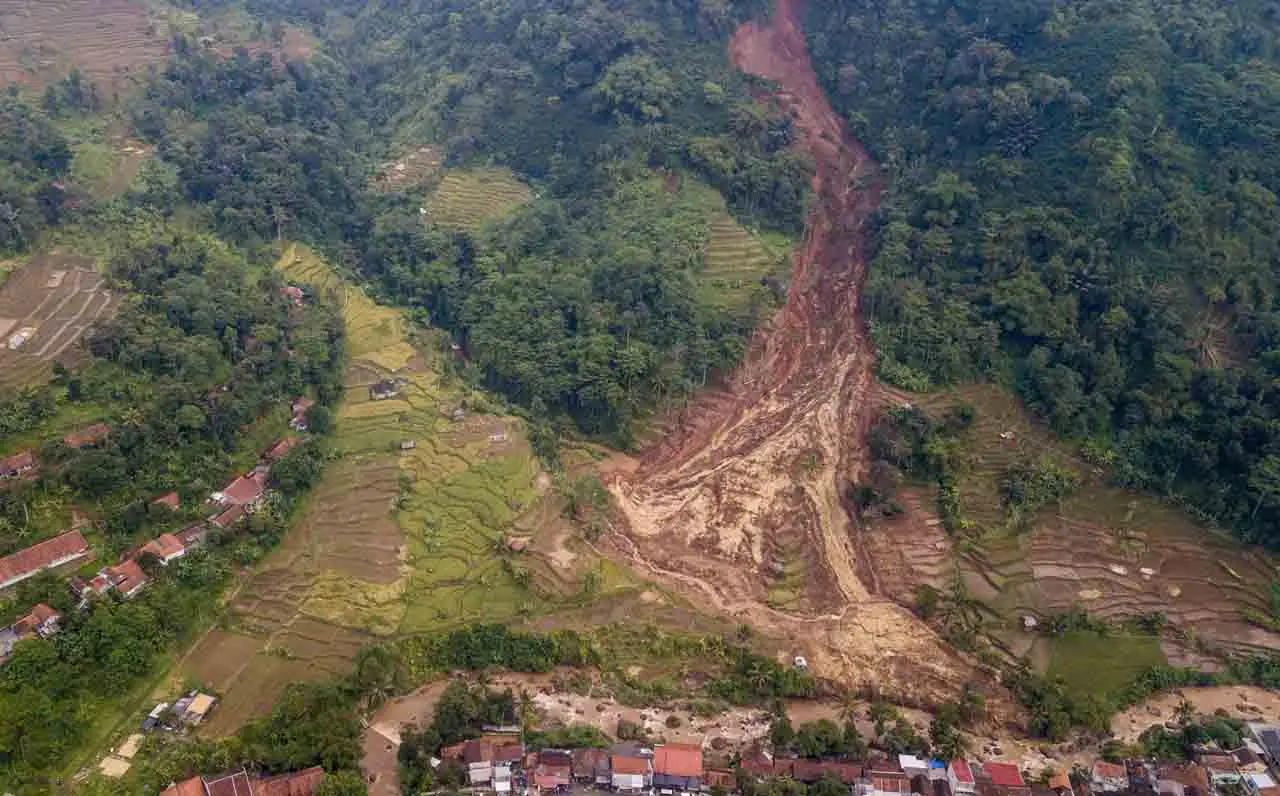 Tanah Longsor di Desa...