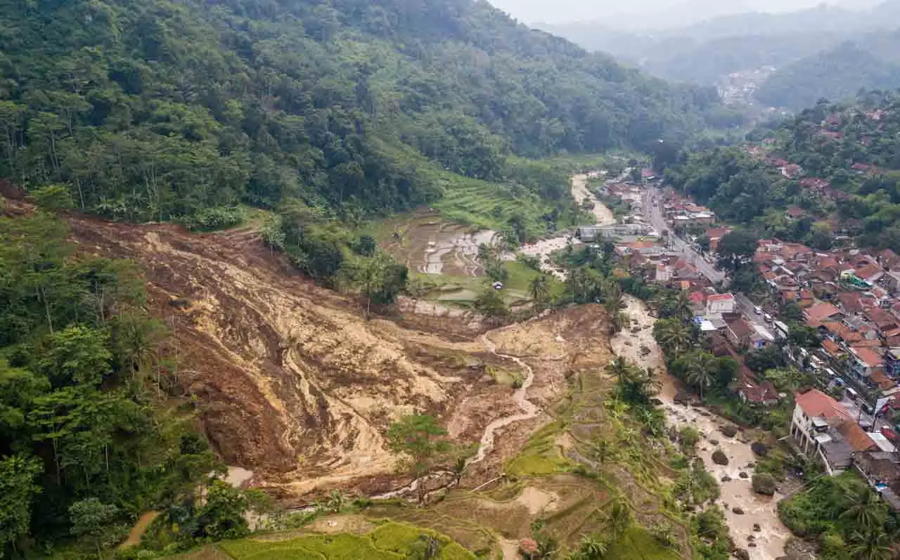 Tanah Longsor di Desa...