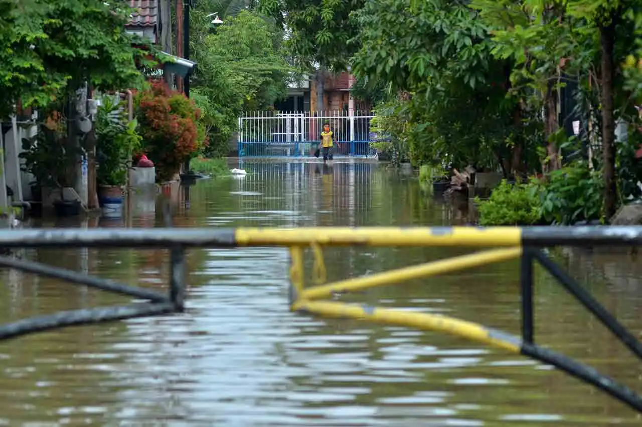Banjir Rendam Perumahan...