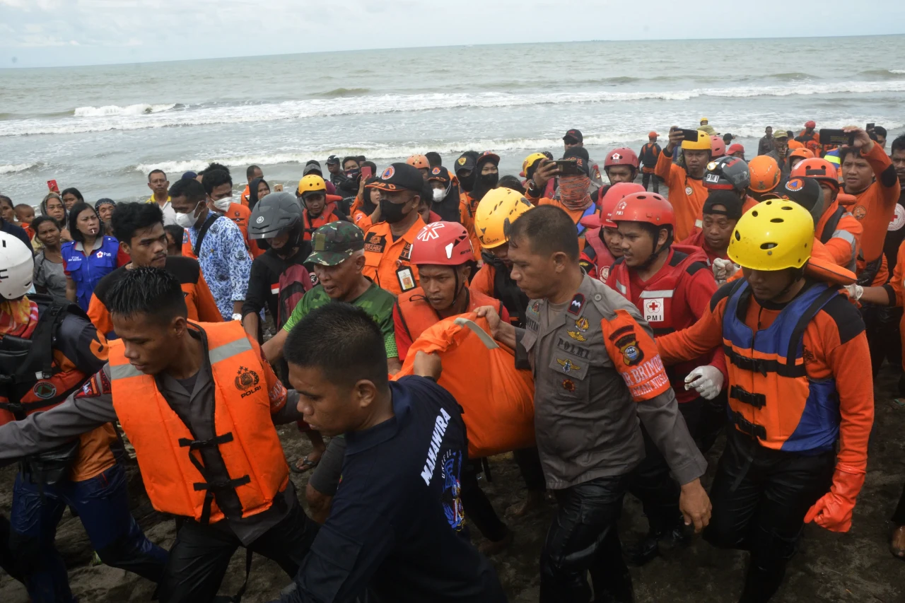 Dua Remaja Tenggelam...